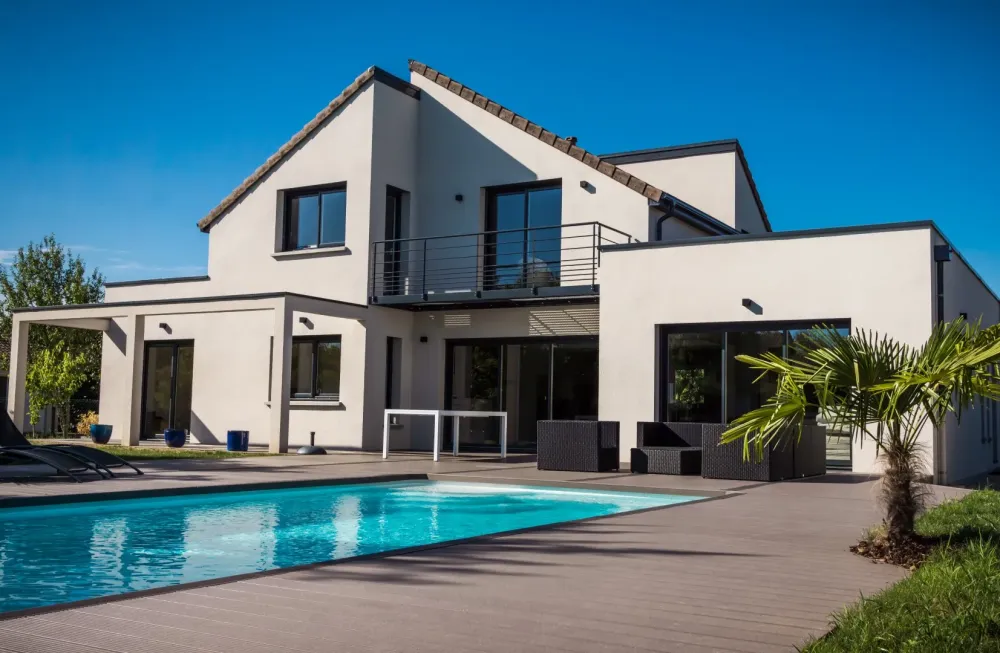 villa avec piscine.webp